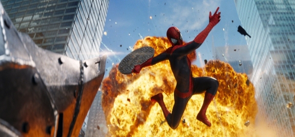 Список лучших фантастических фильмов про супер-героев, владеющих сверхспособностями из-за последствий генетических экспериментов: Новый Человек-паук: Высокое напряжение (2014)
